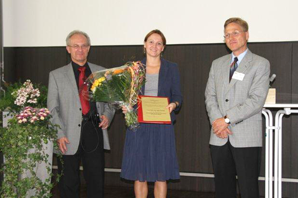 von links: Prof. Axel Lorig, Julia Werner (die Preisträgerin) und Prof. Dr. Karl-Heinz Thieman (Vorsitzender der DLKG), Quelle: DLKG