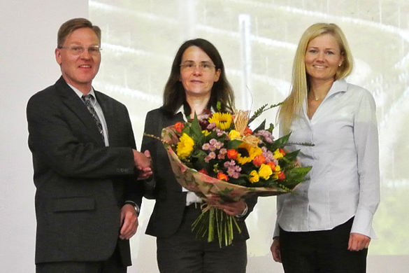 von links: Prof. Dr. Karl-Heinz Thiemann (Vorsitzender der DLKG), Elfriede Huber (die Preisträgerin) und Stefanie Flecke (die Laudatorin), Quelle: DLKG
